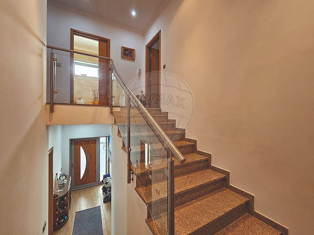 listing 121911089-445 picture-0