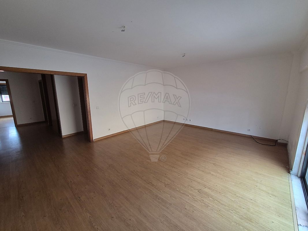 Apartamento T3 à venda em Amadora