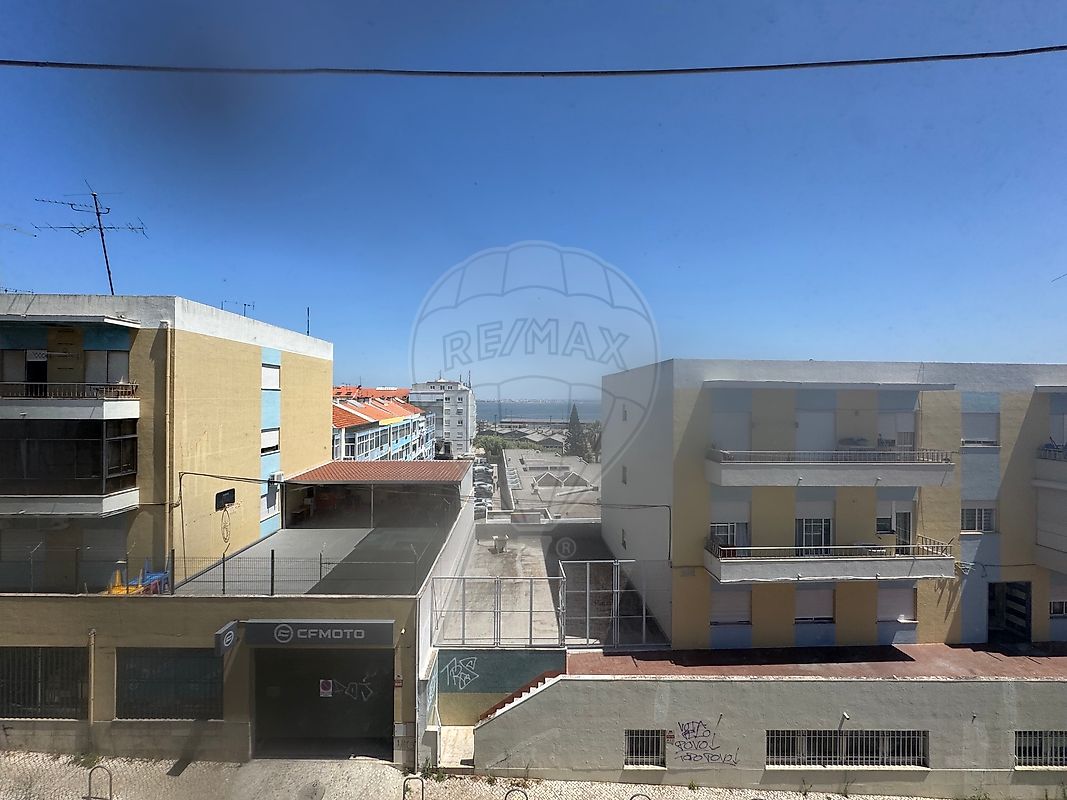 Apartamento T15 à venda em Almada
