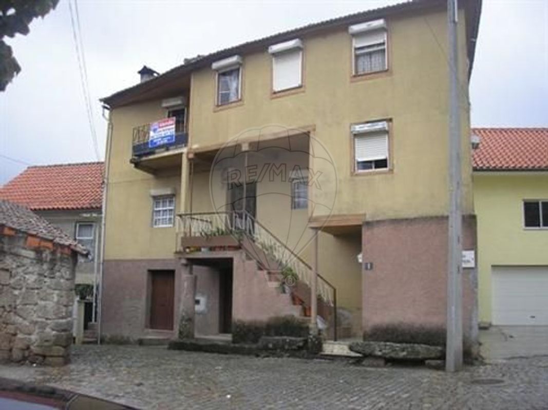 MORADIA EM CASTELO DE PANALVA