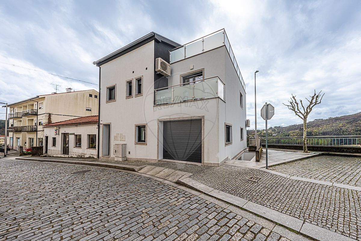 Moradia T5 à venda em Castro Daire