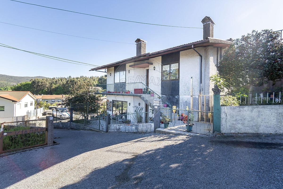 Moradia T5 à venda em Vale de Cambra