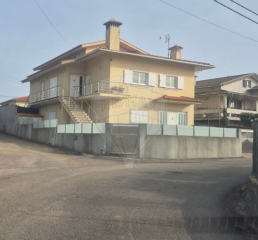 Moradia T3 à venda em Oliveira de Azeméis