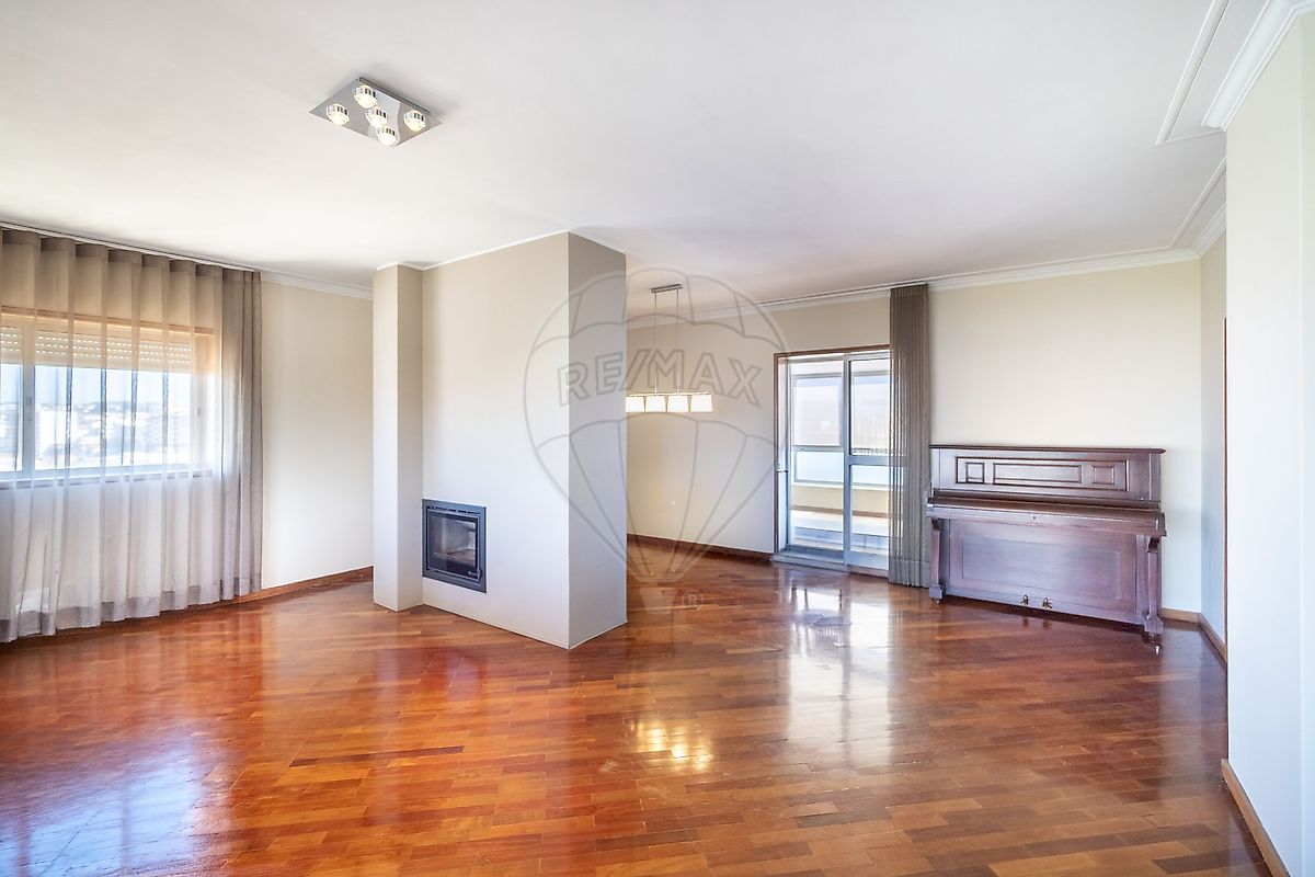 Apartamento T4 em São João da Madeira, €375.250