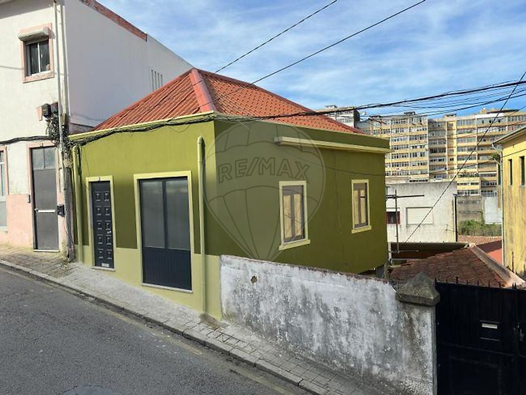Apartamento T9 à venda em Vila Nova de Gaia