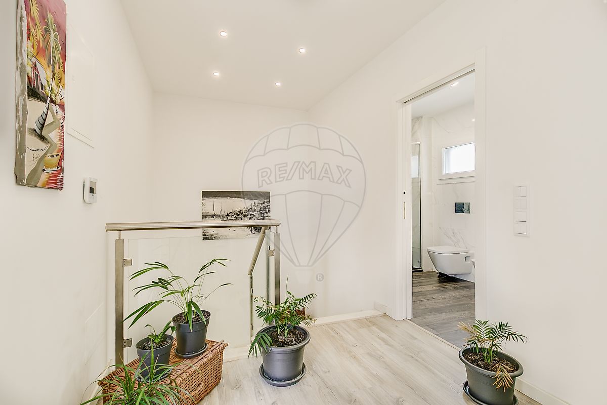 listing 122171044-204 picture-0