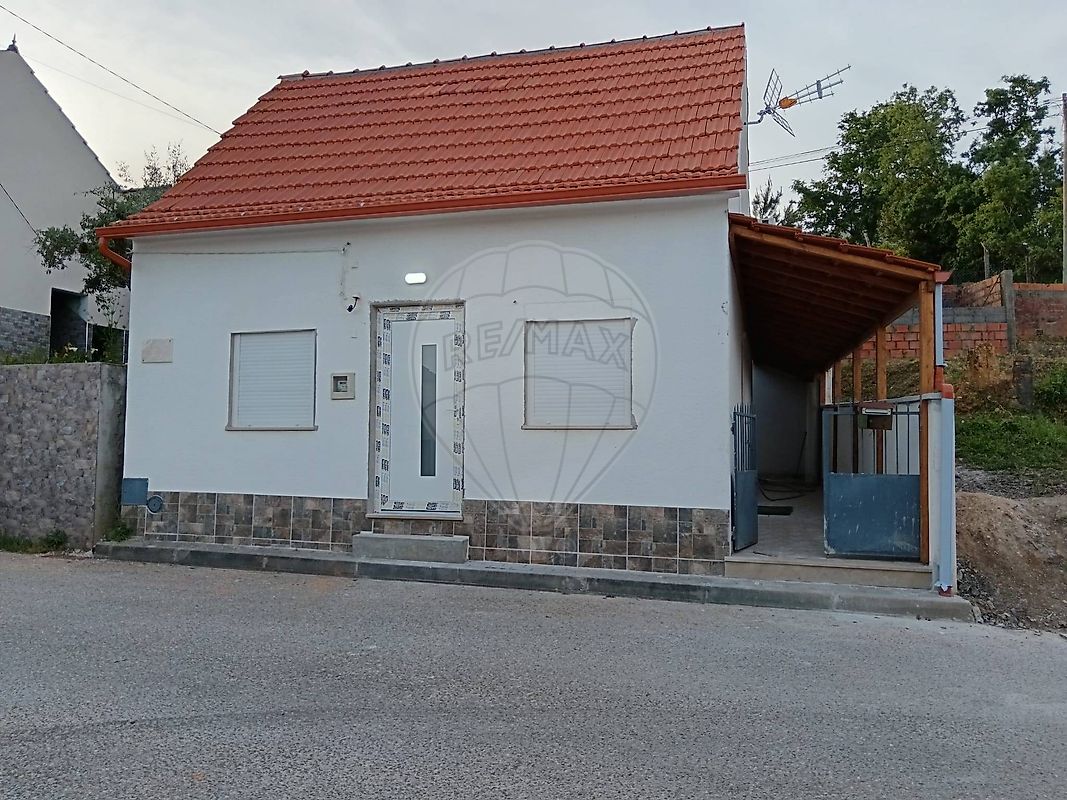 Moradia - Santiago e São Simão de Litém e Albergaria dos Doze, Pombal, Leiria