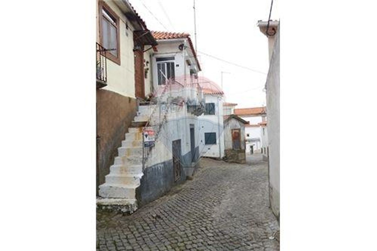 Moradia T3 à venda em Vila Nova de Foz Côa
