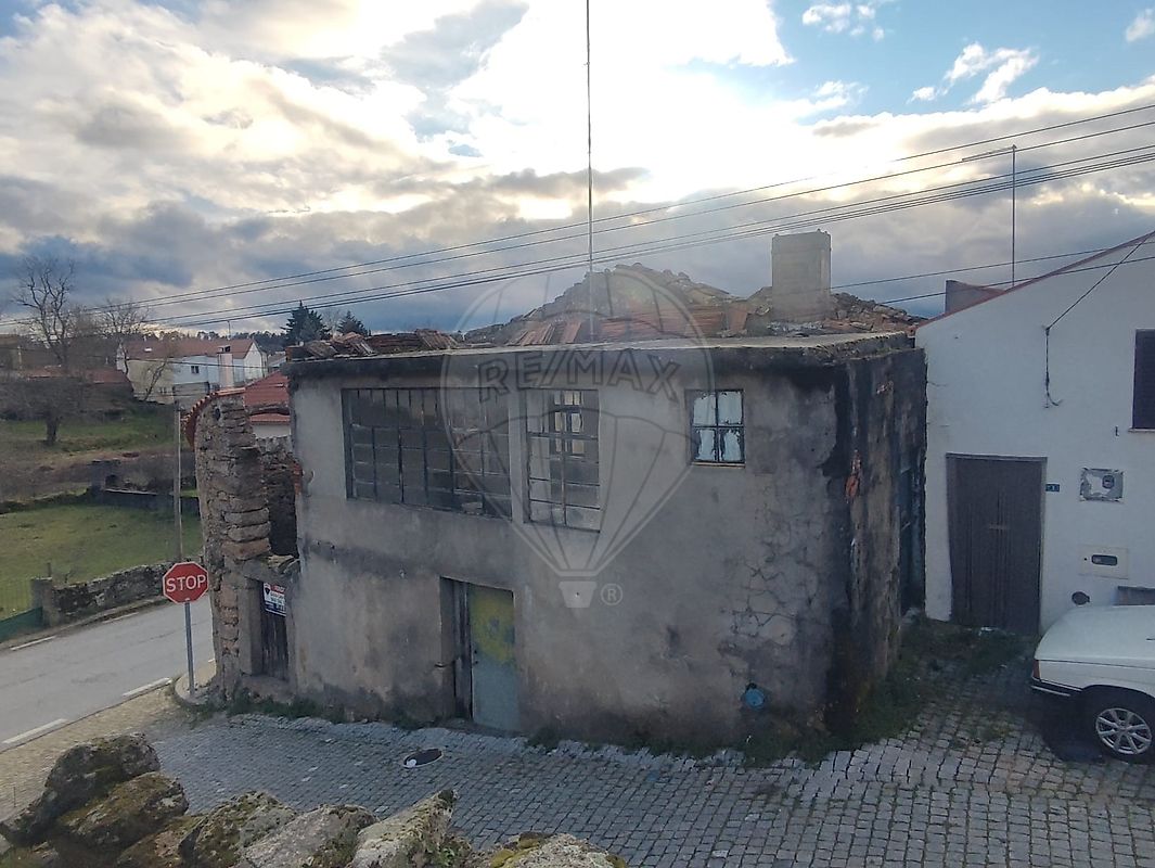 Moradia - Miuzela e Porto de Ovelha, Almeida, Guarda