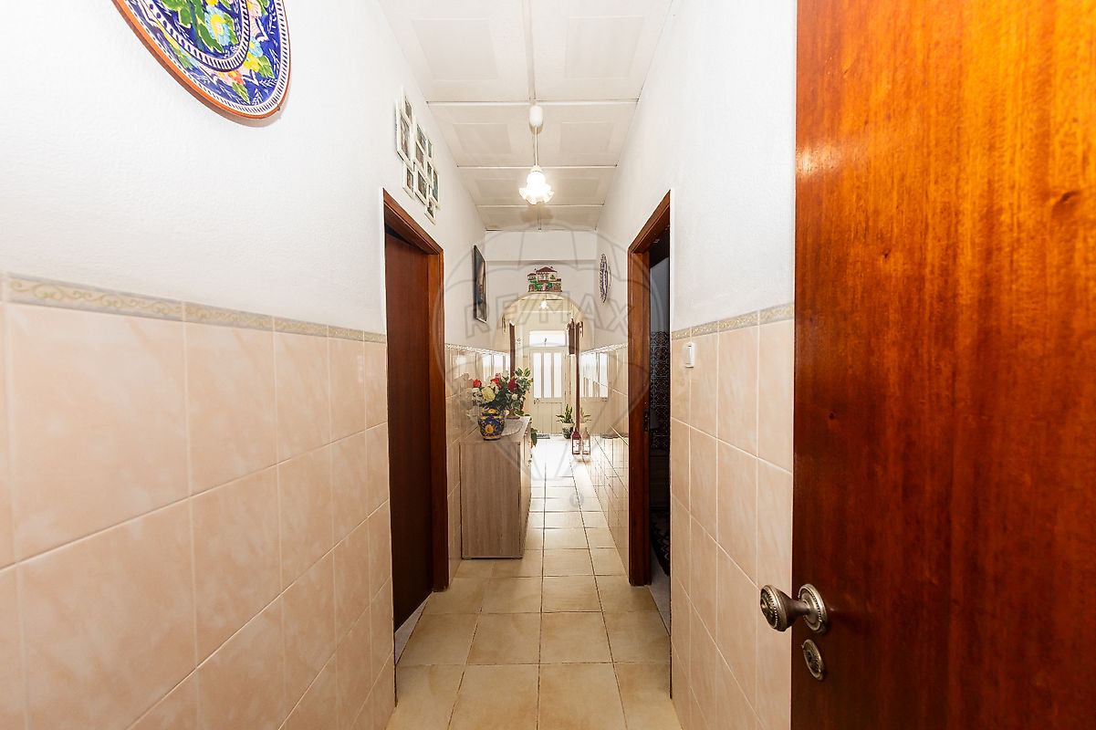 listing 122881006-1242 picture-0