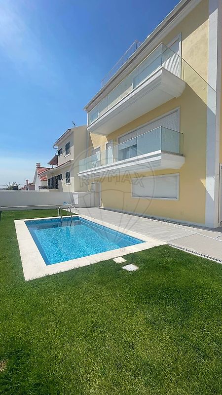 Moradia T4 à venda em Odivelas
