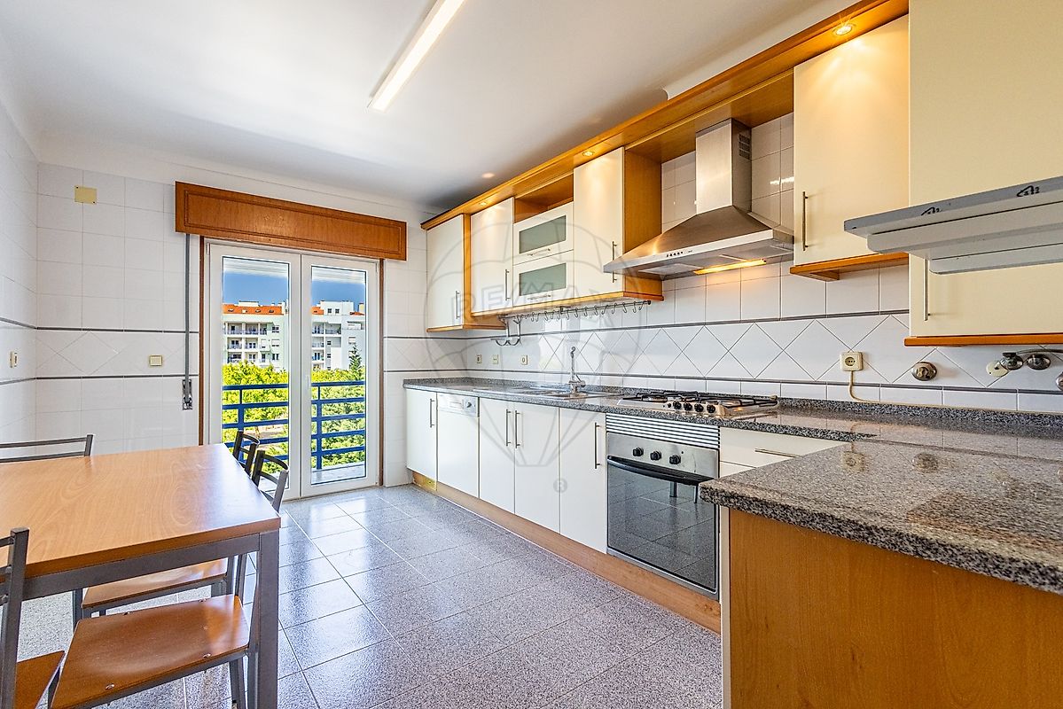 Apartamento T2 em Carcavelos e Parede 7