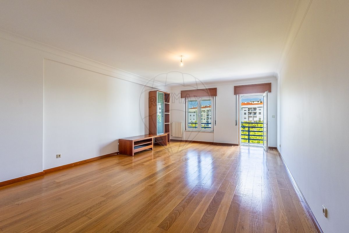 Apartamento T2 em Carcavelos e Parede 3