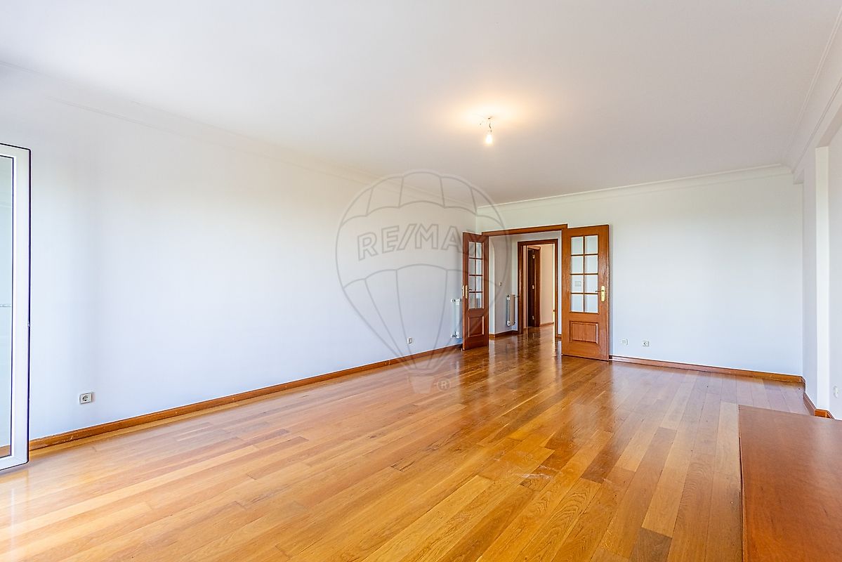 Apartamento T2 em Carcavelos e Parede 4
