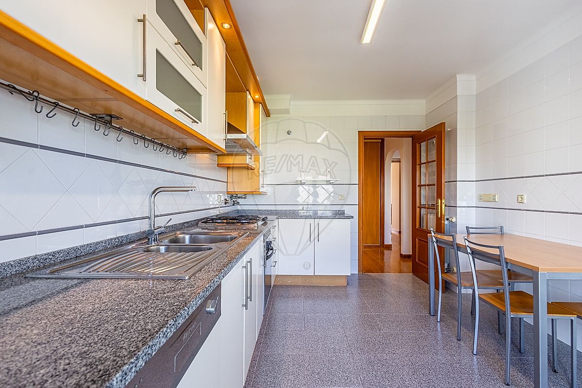 Apartamento T2 em Carcavelos e Parede 9
