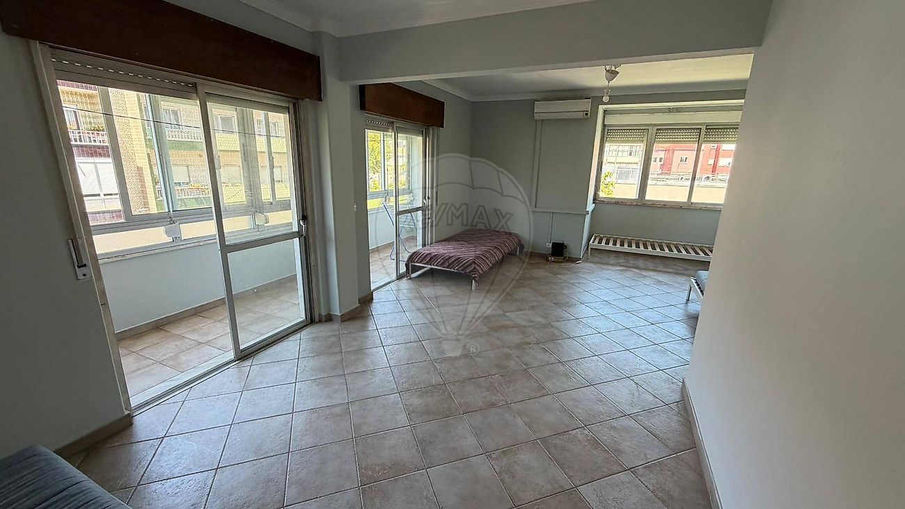 Apartamento T4 à venda em Amadora