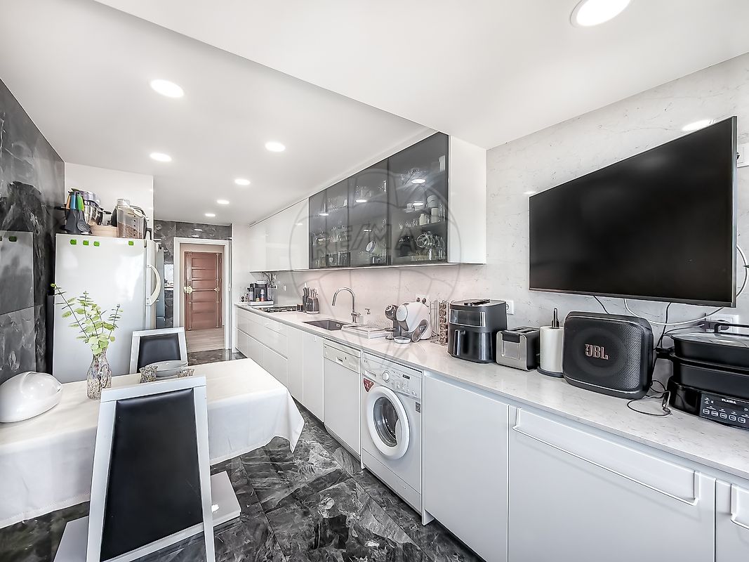 Apartamento T3 à venda em Amadora