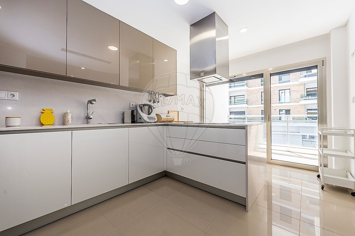 Apartamento T4 para arrendar em Loures