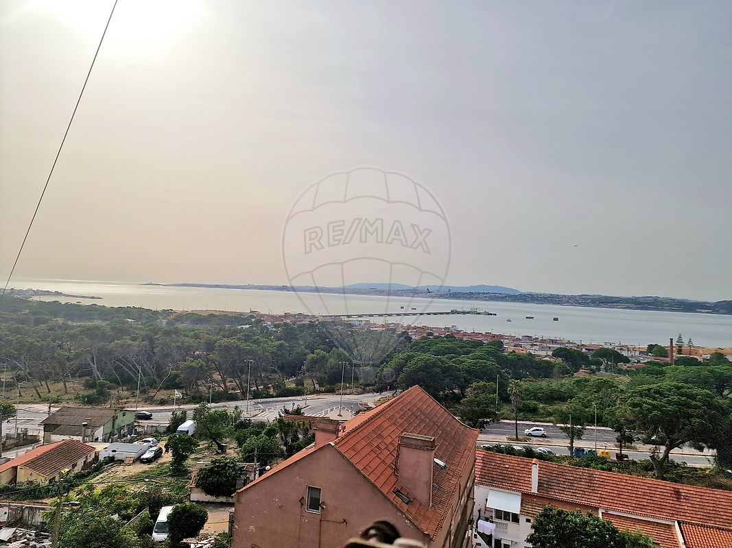 Moradia T3 à venda em Almada