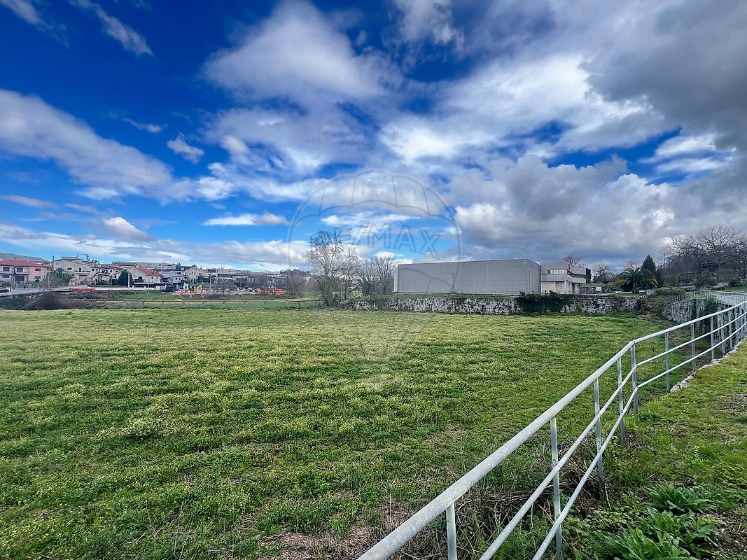 Terreno à venda em Guimarães