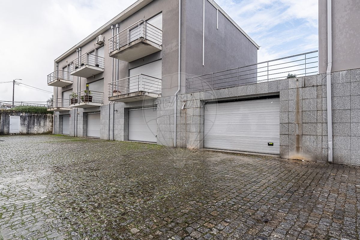 Garagem - Santa Maria Oliveira, Vila Nova de Famalicão, Braga