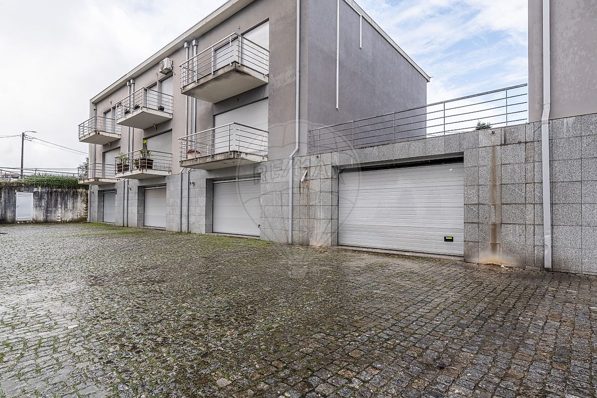 Garagem - Santa Maria Oliveira, Vila Nova de Famalicão, Braga