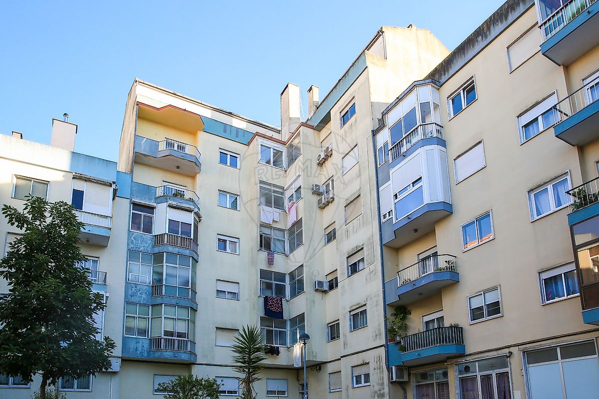 Apartamento T3 à venda em Amadora