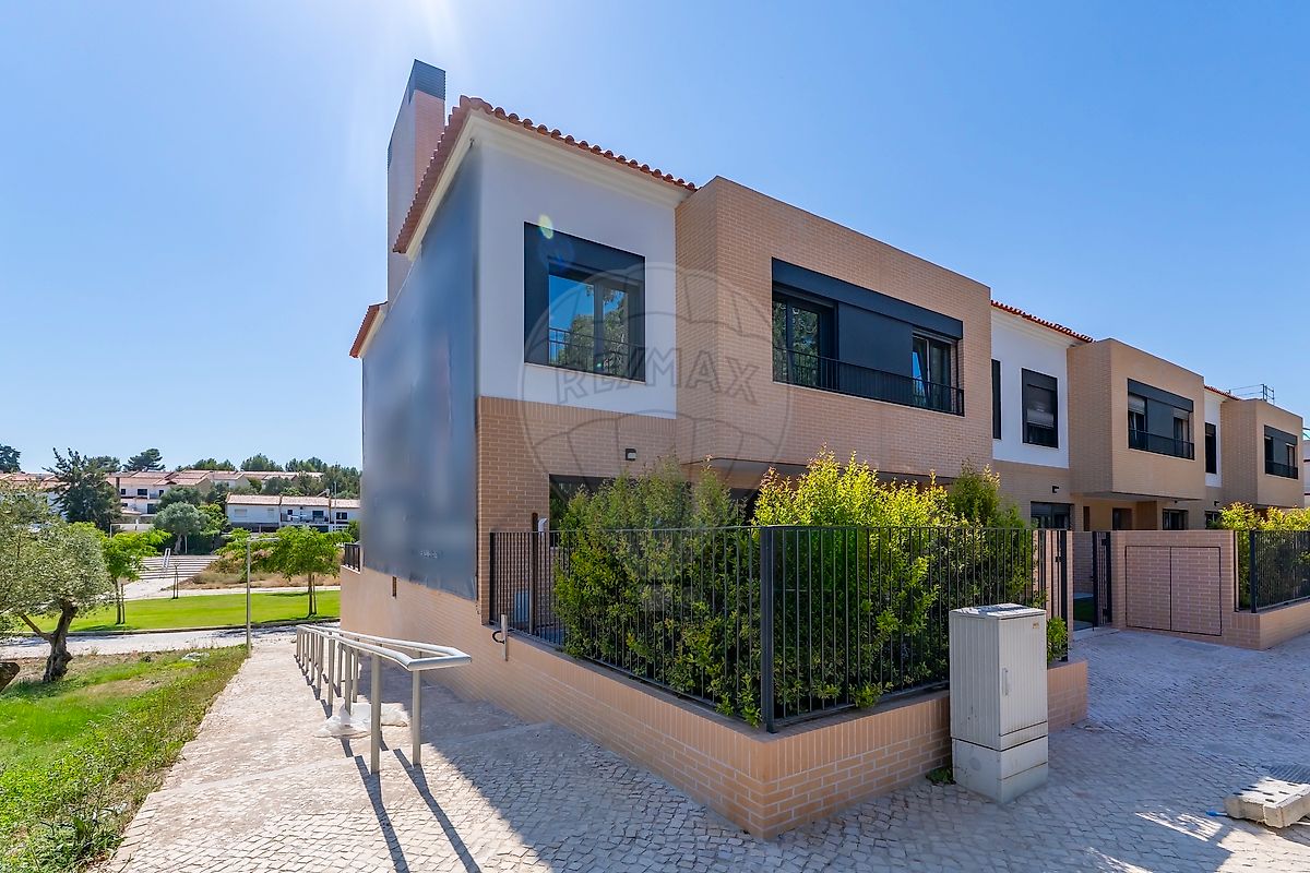 Moradia T3 de luxo à venda em Loures
