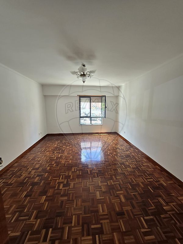 Apartamento T2 para arrendar em Loures