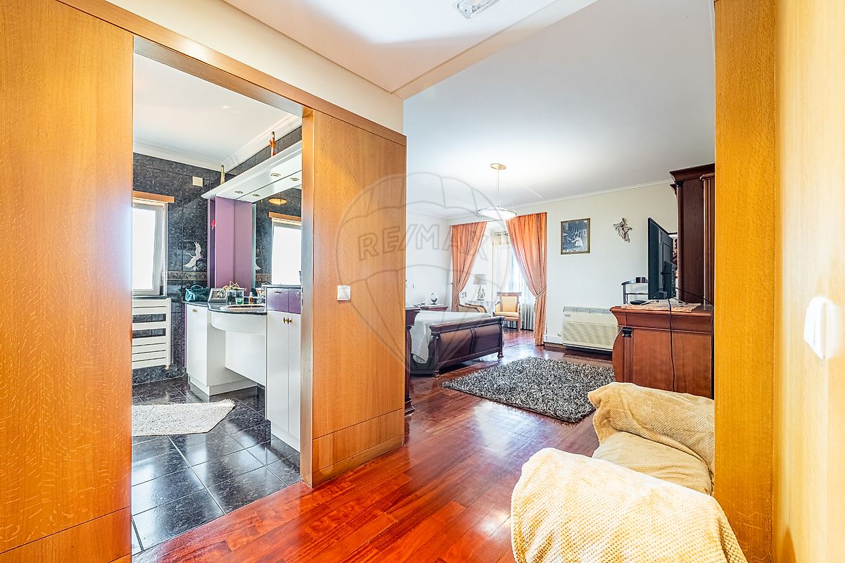 listing 123331056-1042 picture-0