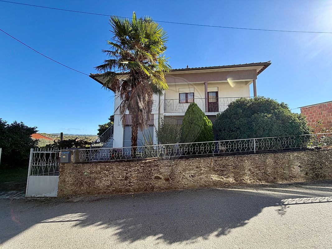 Moradia T4 em Água Revés e Crasto, €199.000