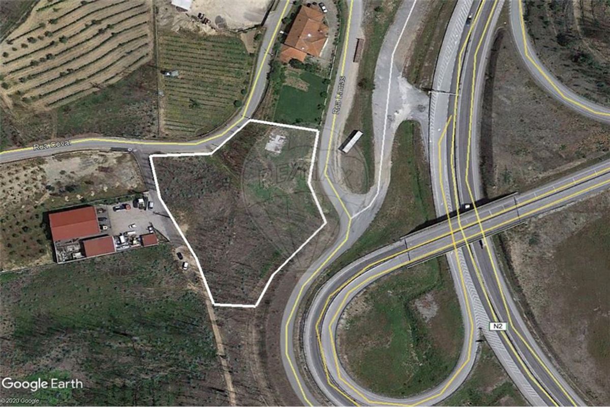 Terreno ideal para construção de 2 moradias