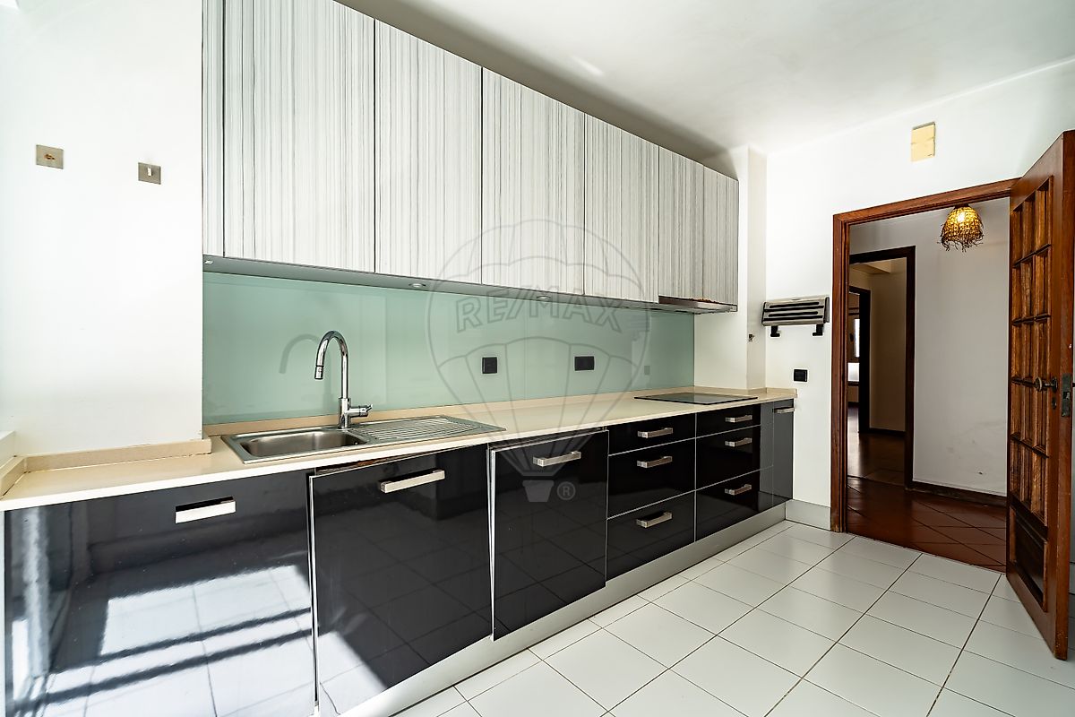 Apartamento T4 em Santo António dos Olivais, €363.000