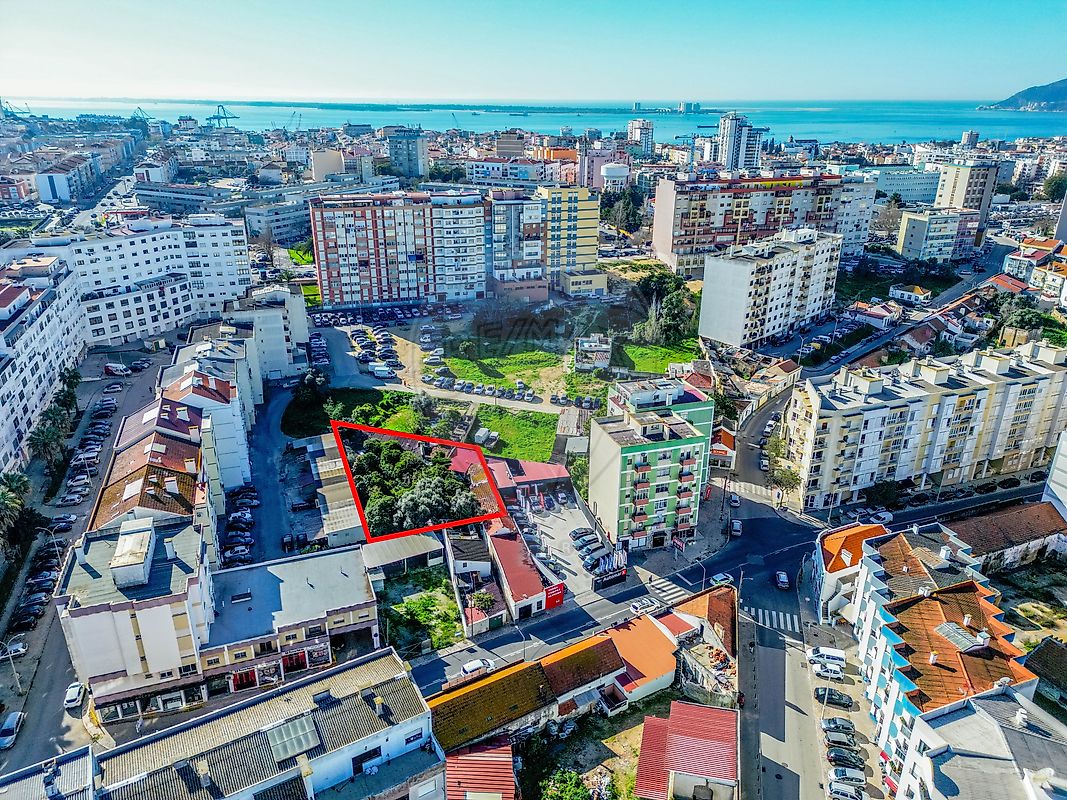 Terreno T5 à venda em Setúbal