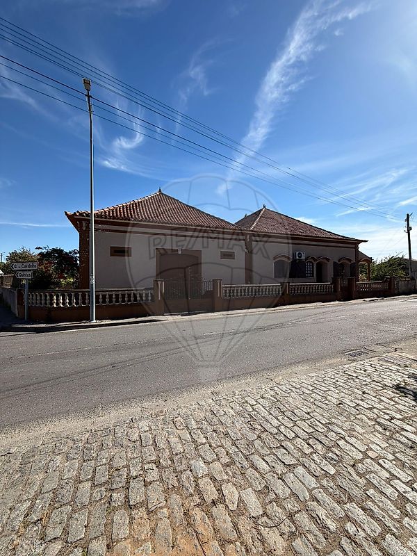 Moradia T3 à venda em Oliveira do Bairro