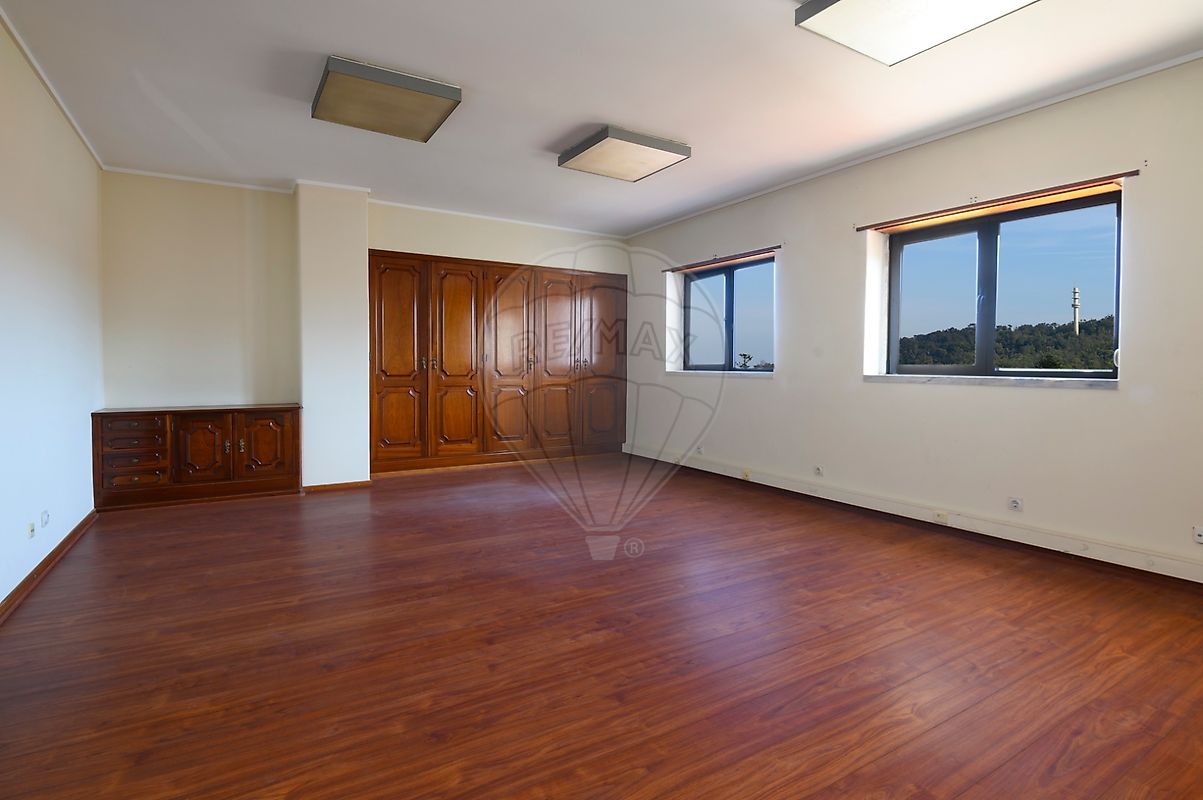 Apartamento T7 à venda em Amadora