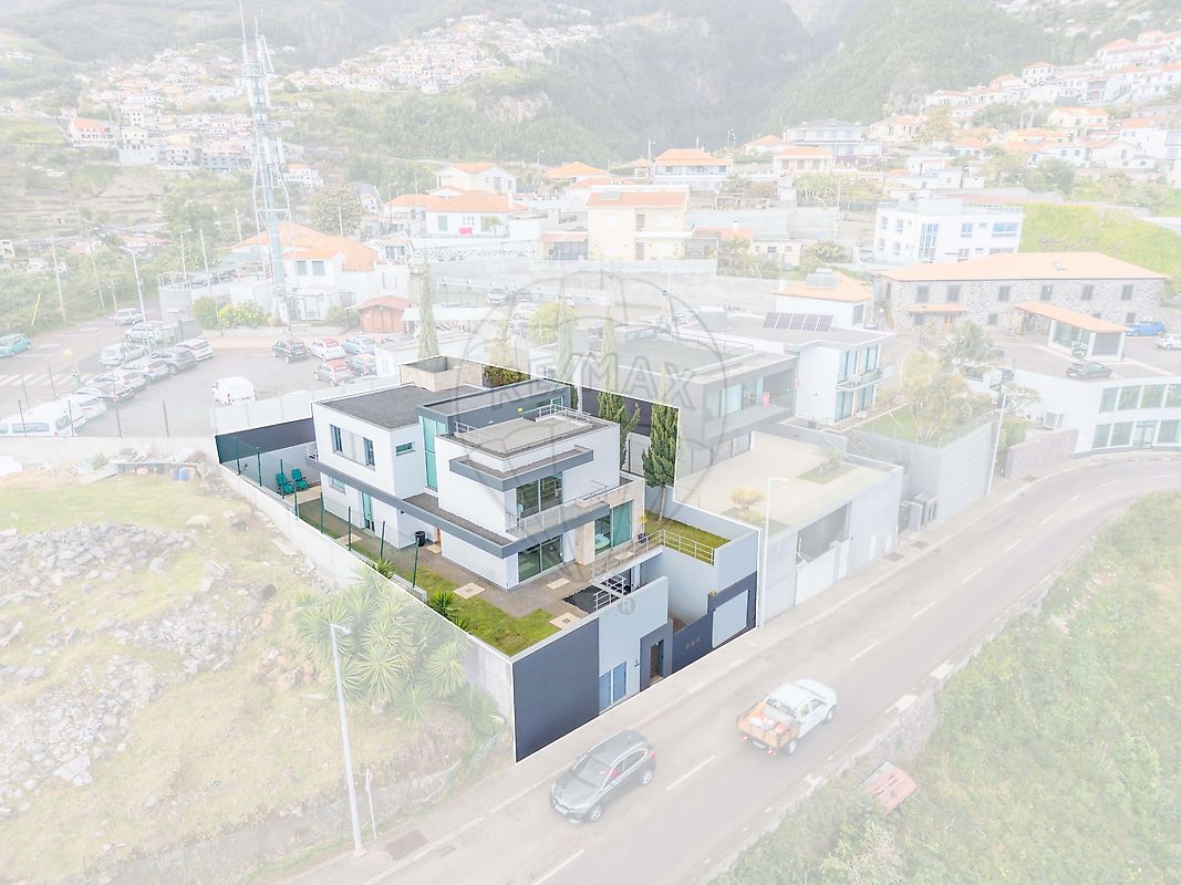 Moradia T4 à venda em Funchal