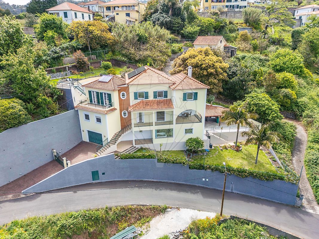 Moradia T5 à venda em Santa Cruz