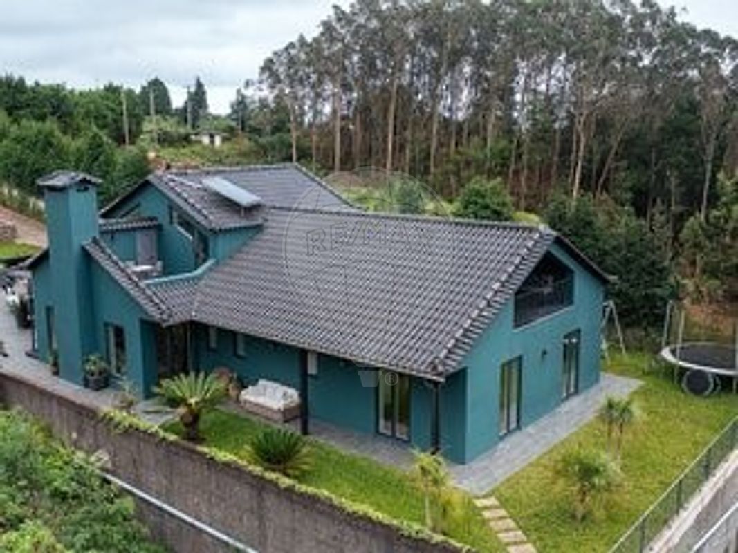 Moradia T3 à venda em Santa Cruz