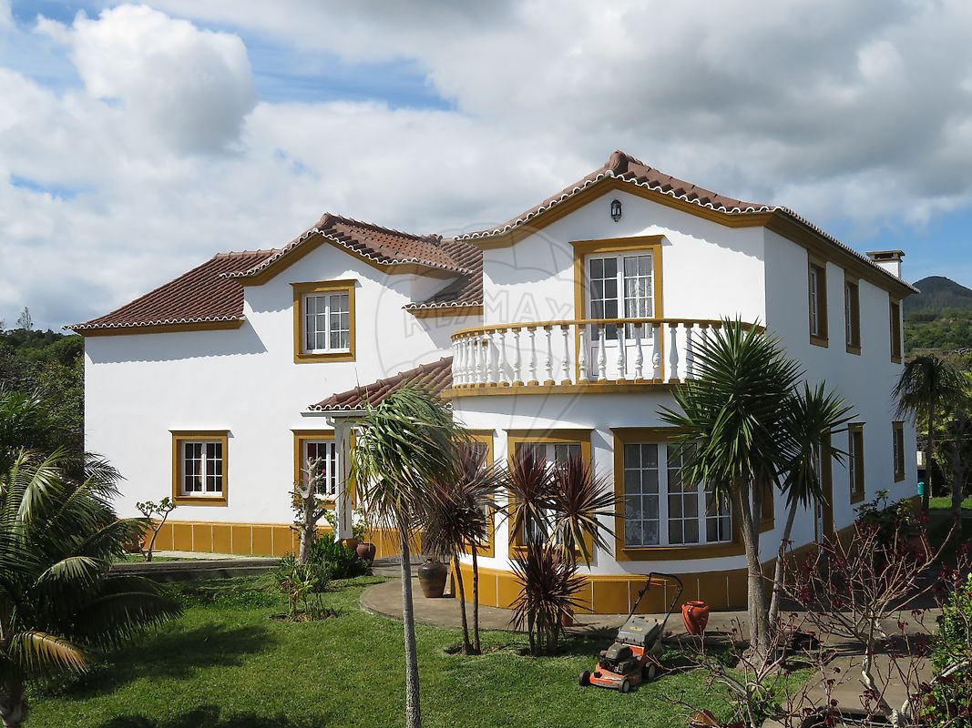 Prédio T6 à venda em Lagoa (São Miguel)