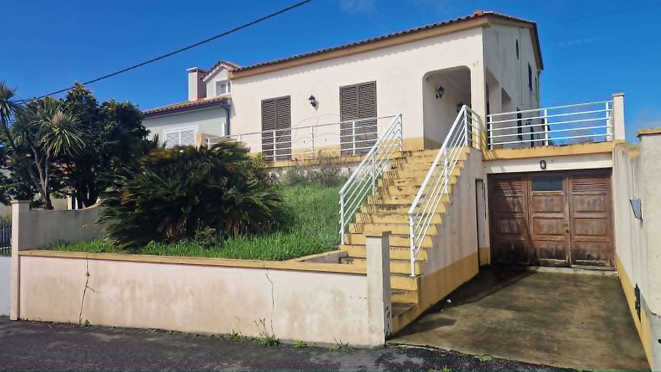 Moradia T4 à venda em Ponta Delgada