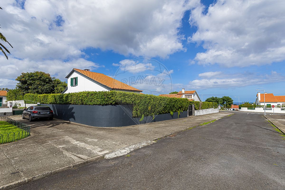 Moradia T3 em Pico da Pedra, €420.000