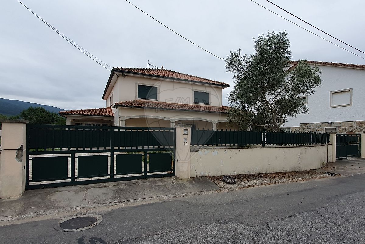 Moradia T4 à venda em Chaves