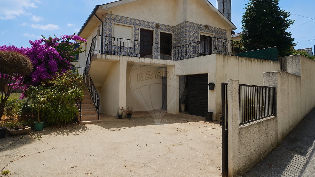 Apartamento T6 à venda em Paços de Ferreira