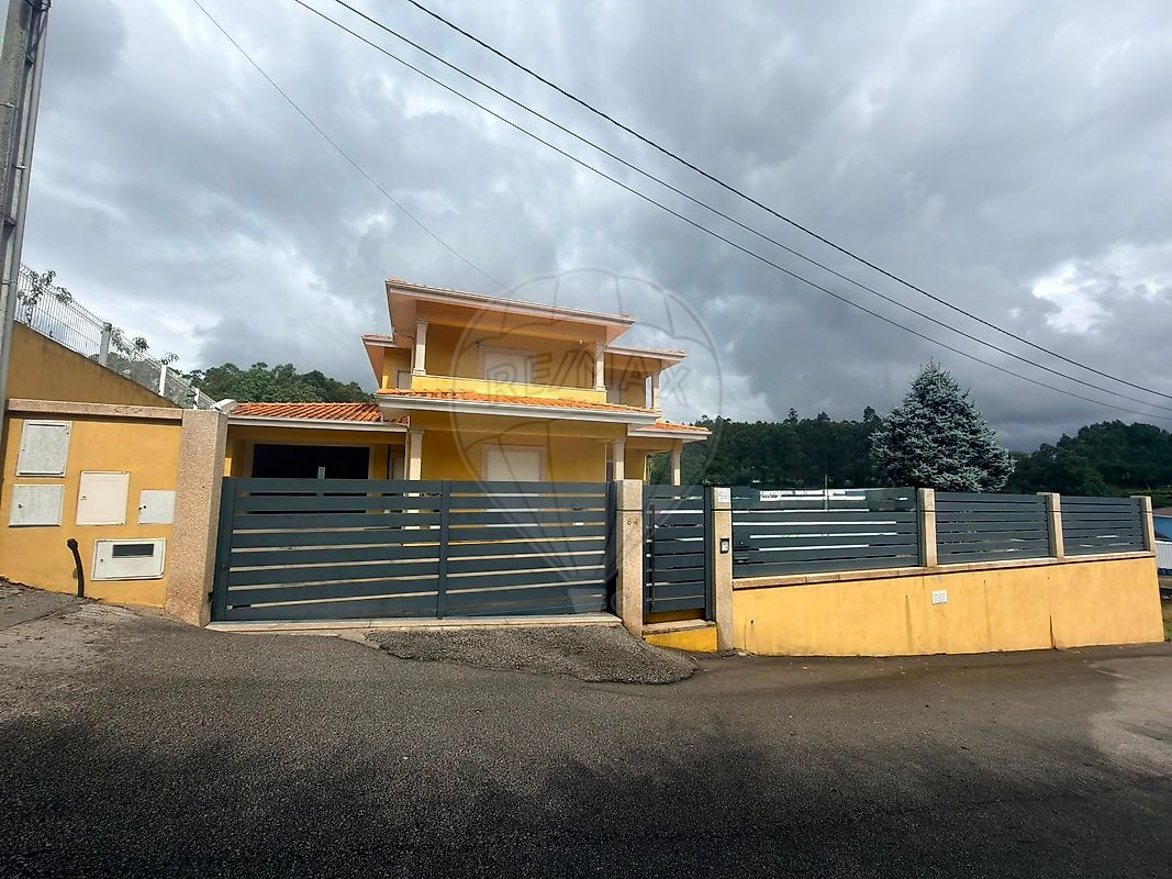 Apartamento T4 à venda em Paços de Ferreira