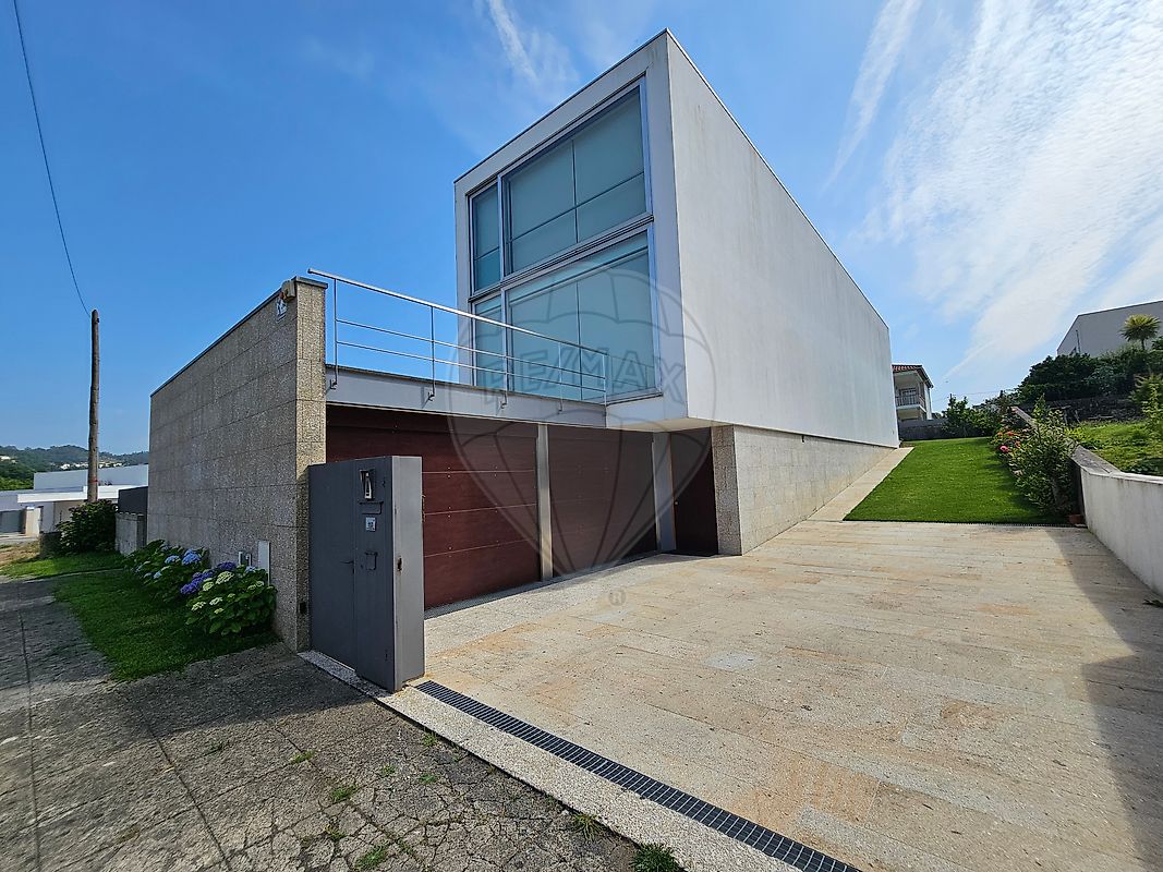 Moradia T3 em Guilhadeses e Santar, €690.000