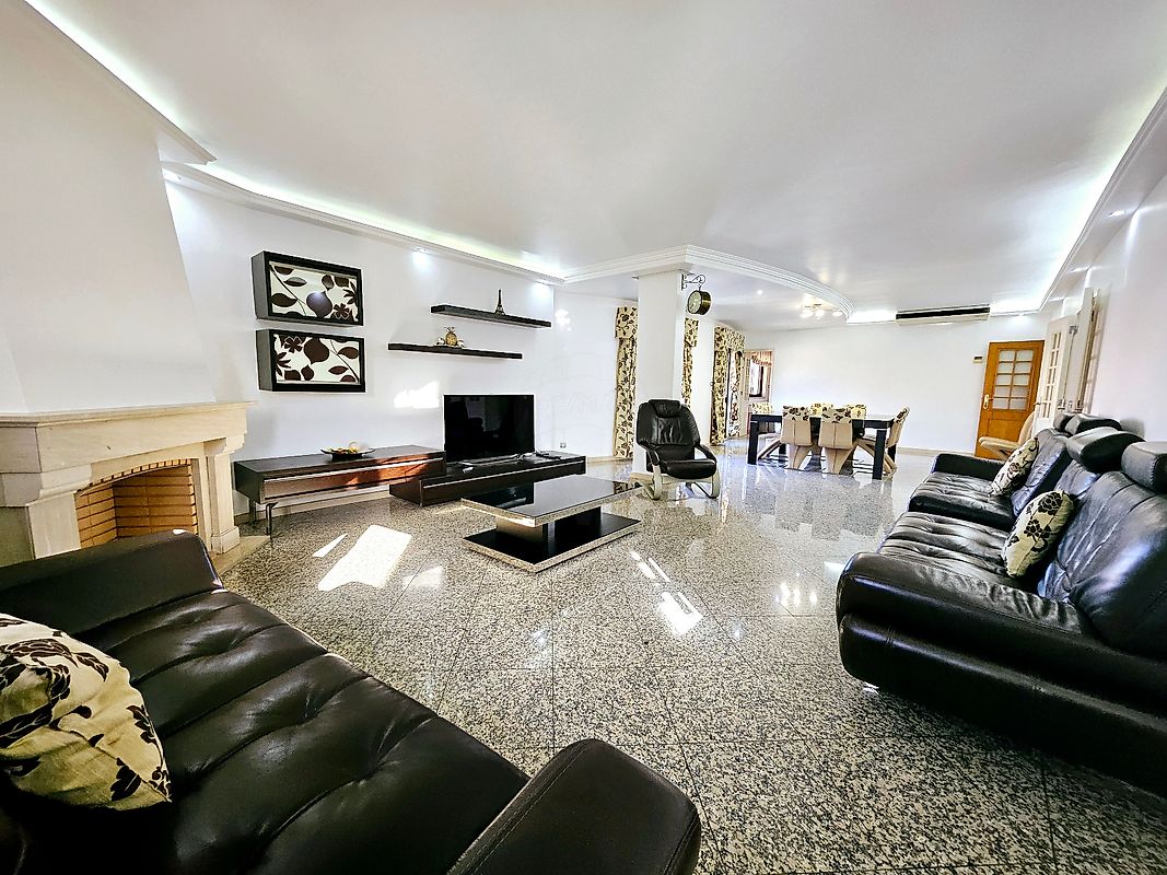 Apartamento T5 à venda em Amadora