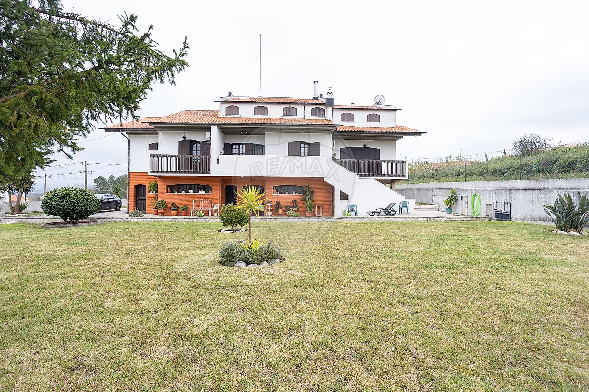 Moradia T4 à venda em Repolăo