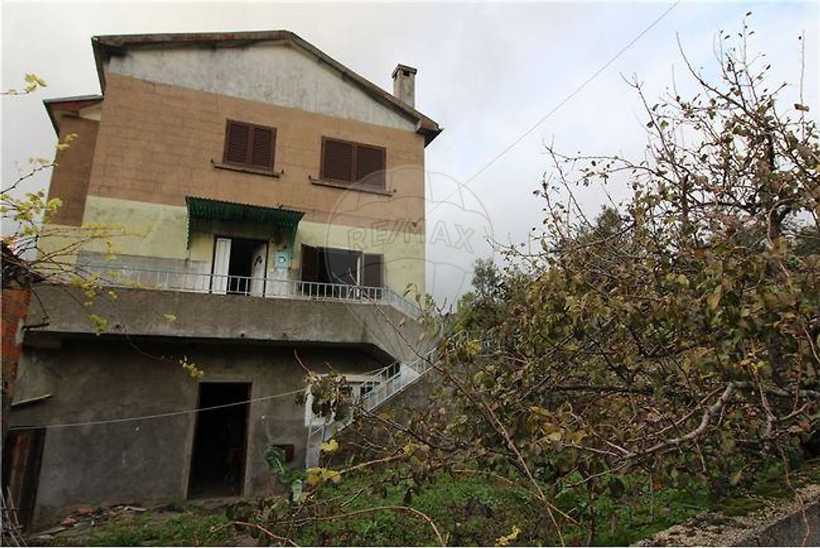 Moradia T6+ em Sobral de São Miguel, €37.000