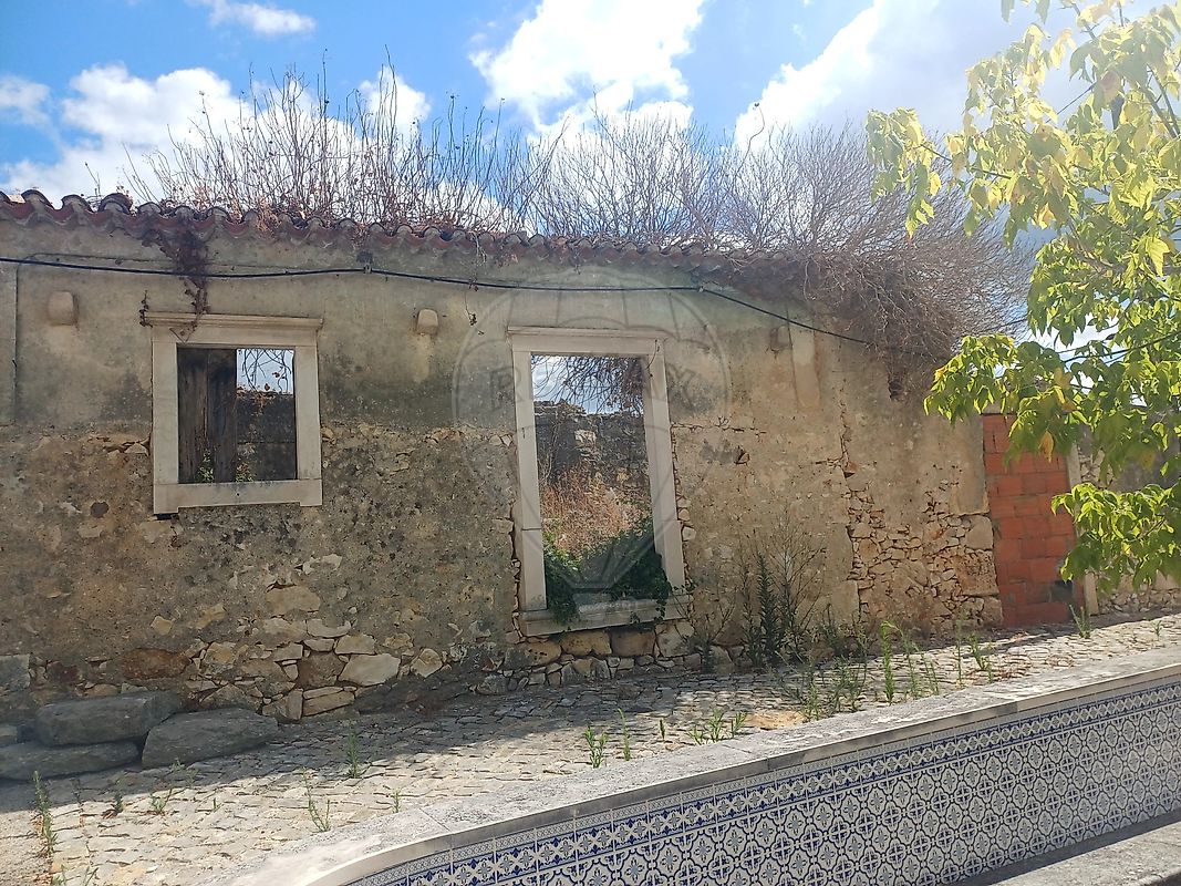 Moradia T2 em São Martinho de Árvore e Lamarosa, €25.000